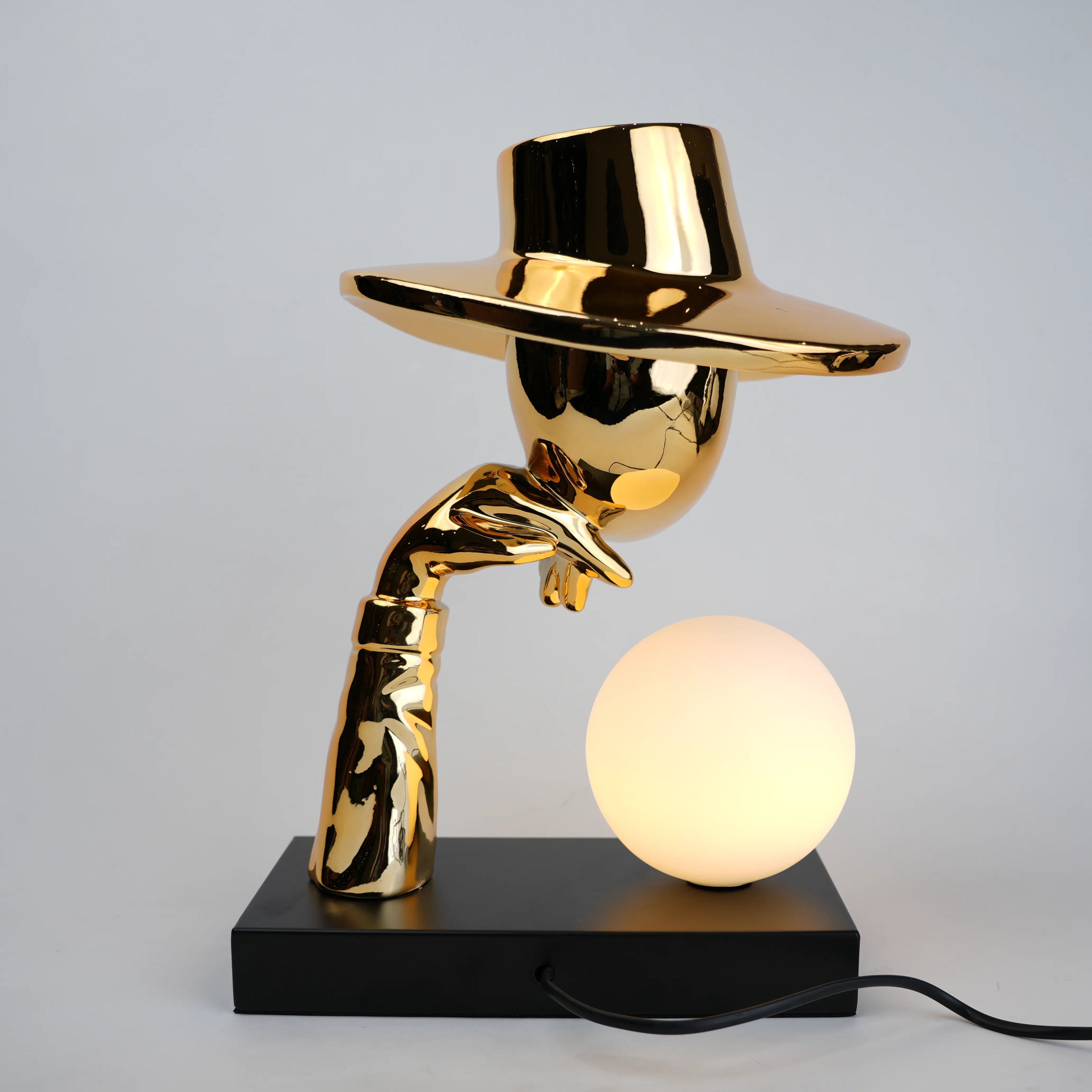 Elegant Hat Lamp Gold